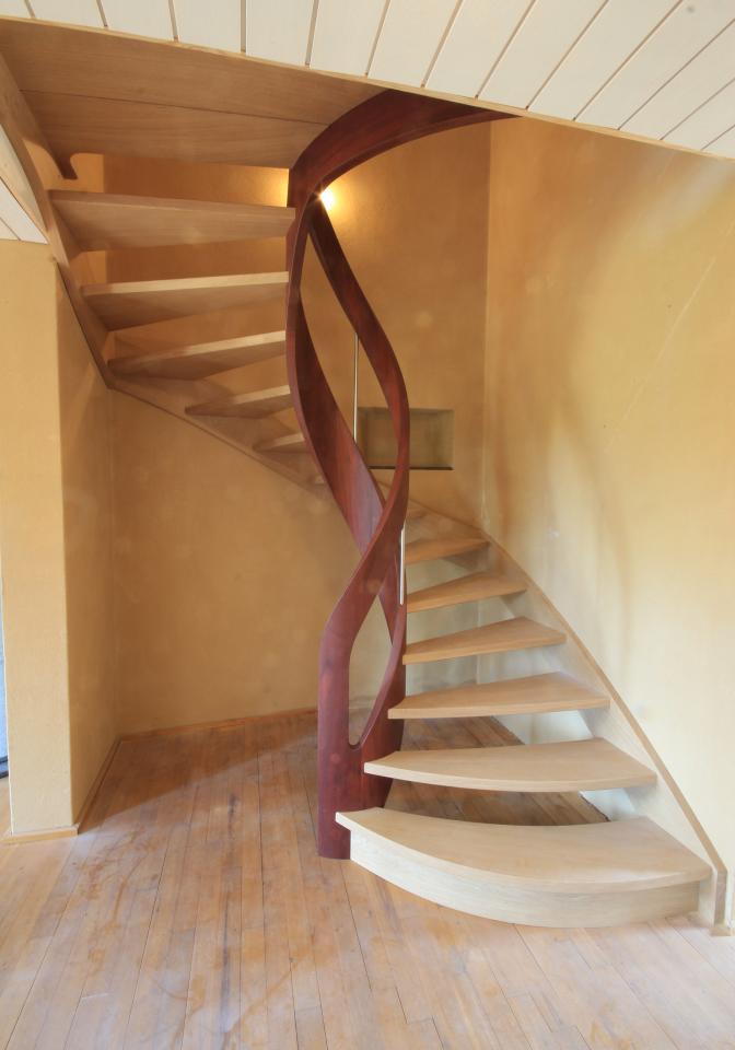 escalier hélicoïdal avec noyau rond à deux tons ou deux essences de bois chêne et teinté lie de vin arlon