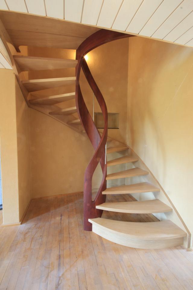 escalier en bois avec finition teintée arlon