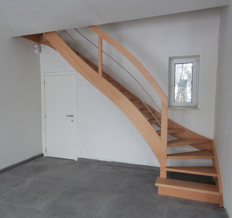 escalier balancé contemporain simple sur mesure en bois. escalier à claire voie, rampe en bois et inox