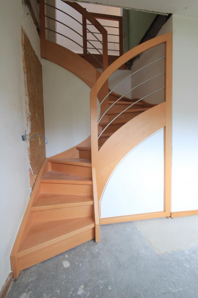 escalier avec porte d'accès (fermée) en dessus de l'escalier pour le rangement 