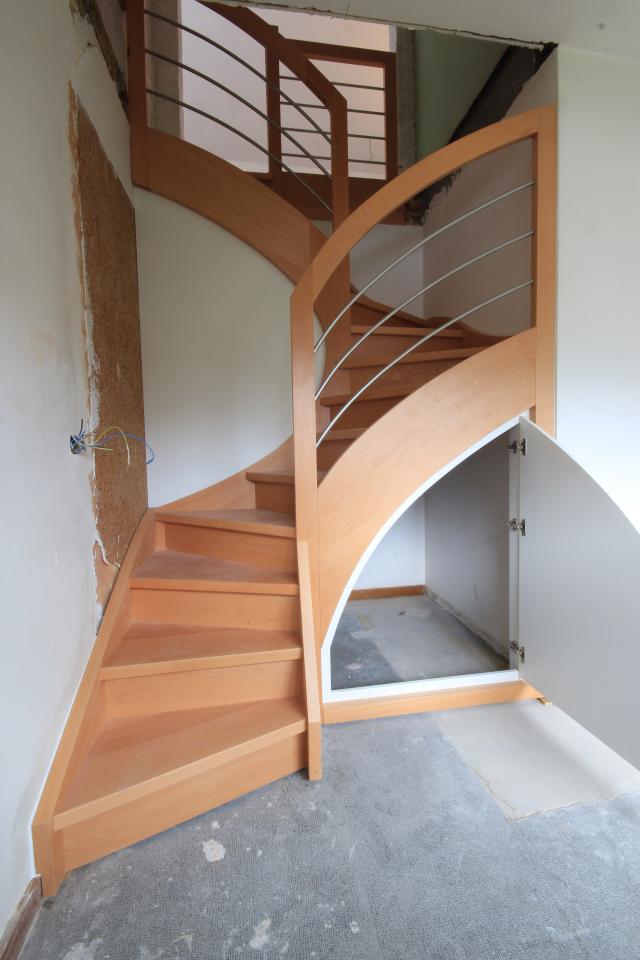 escalier avec porte d'accès (ouverte) en dessus de l'escalier pour le rangement 
