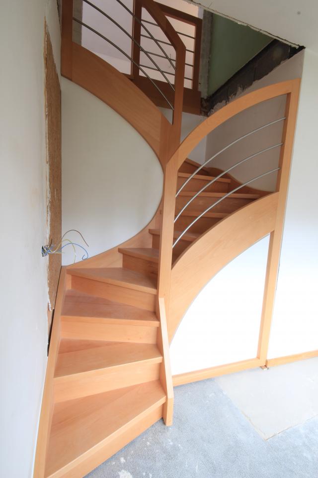 escalier en bois tournant contemporain en forme de S bruxelles. escalier à contre marches, 4 quarts tournants. garde corps en bois et inox.