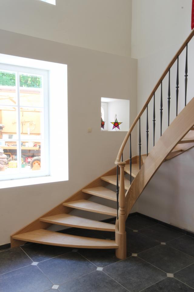 escalier balancé classique avec noyau évidé en bois sur mesure. escalier ajouré colonne tournée en bois, fuseaux tournés en fonte