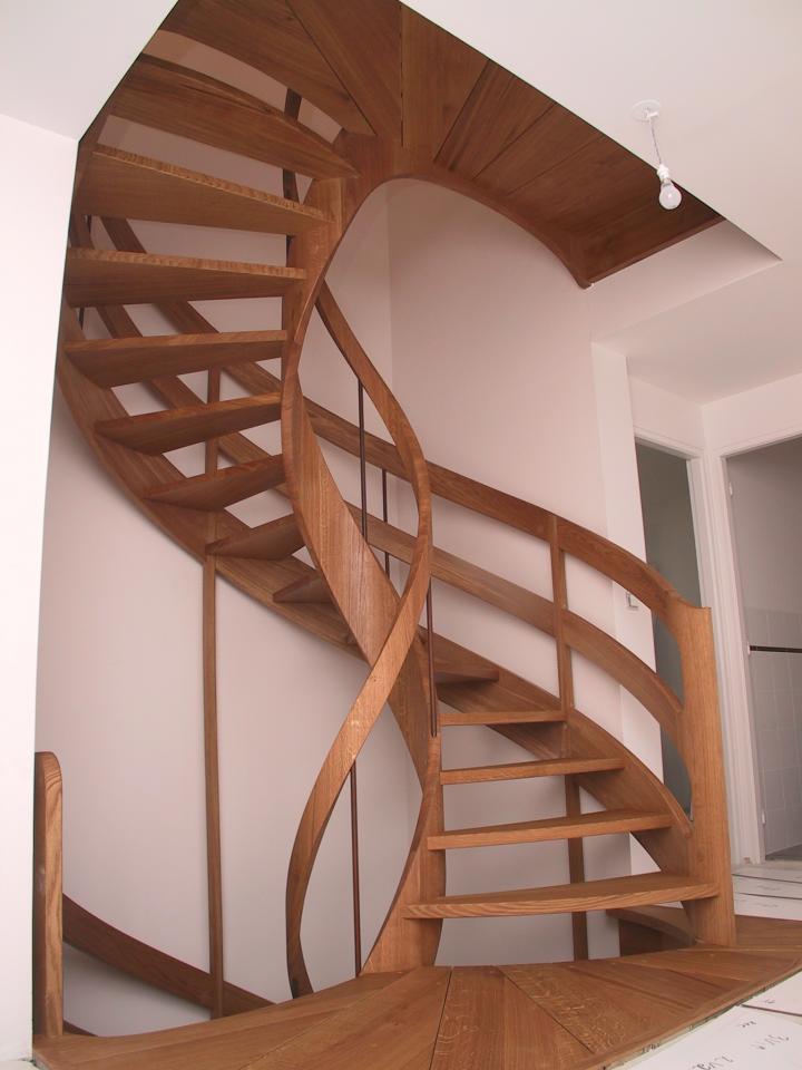 escalier hélicoïdal en bois avec extérieur rond