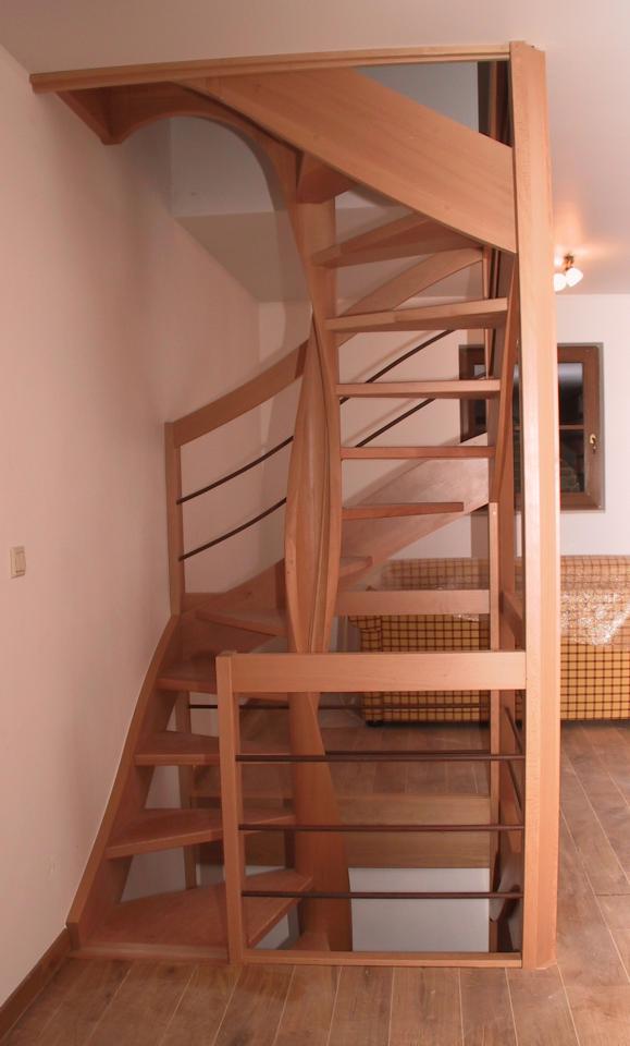 escalier en colimacon avec noyau de 20 cm de diamètre. escalier sur 2 étages