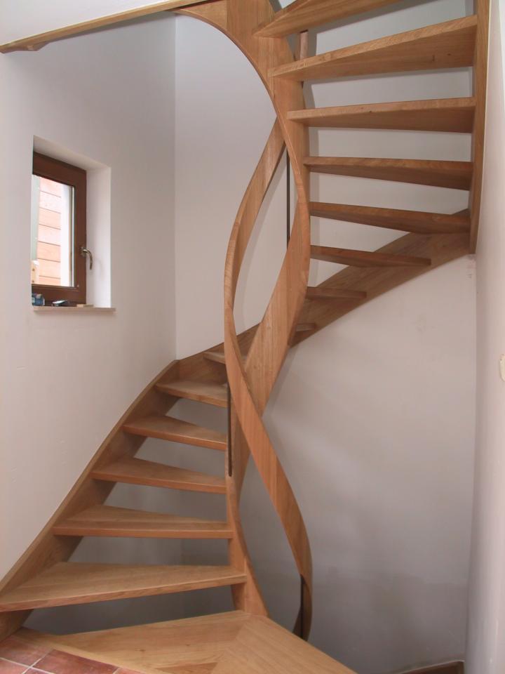 escalier en colimaçon avec noyau de 40 cm de diamètre. palier d'arrivée en forme de trapèze