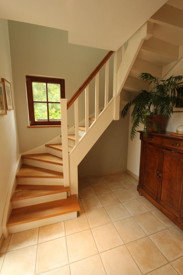 rampe d'escalier en bois style cottage sur mesure