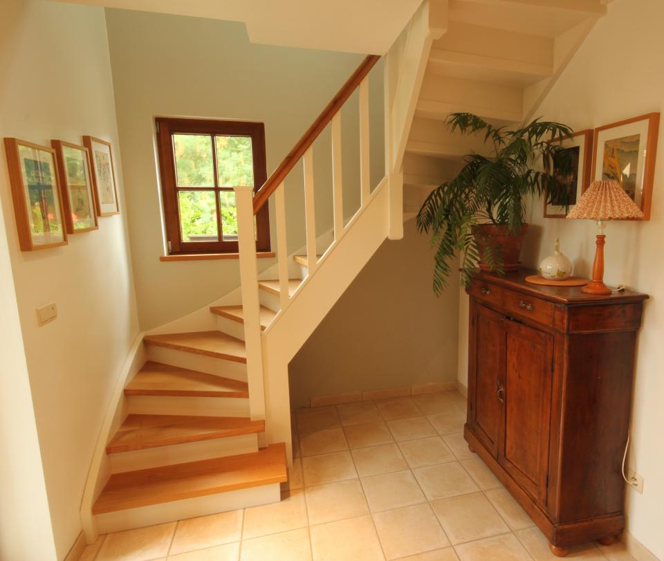 escalier balancé classique simple en bois sur mesure. escalier stype Cottage, colonnes droites et fuseaux plats. Peint en RAL9001.