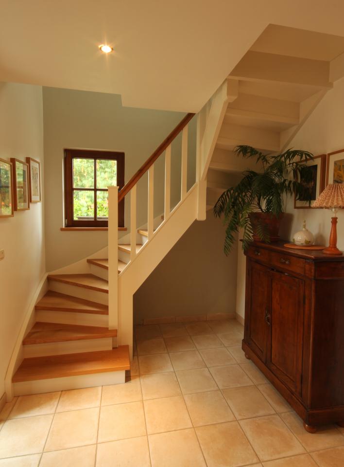 Escalier balancé à contre marche style Cottage (2 quarts tournants). Colonnes droites et fuseaux plats.