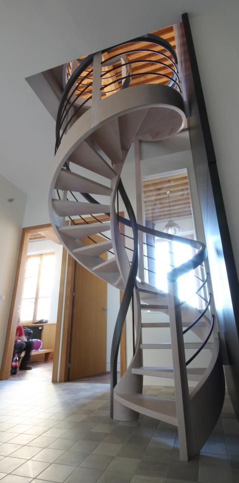 escalier hélicoïdal contemporain avec noyau rond sur mesure lyon