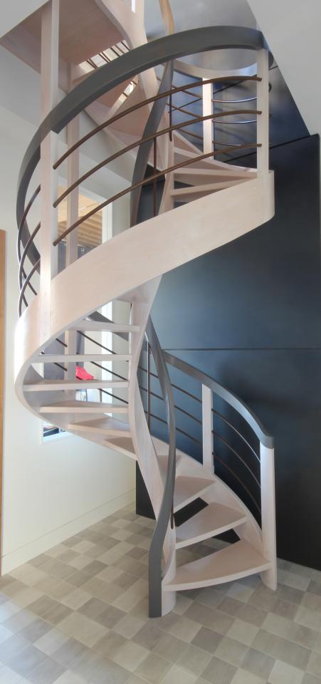 escalier hélicoïdal avec noyau de 40 cm de diamètre lyon. 2tons gris pour les main courante, le reste en blanchi