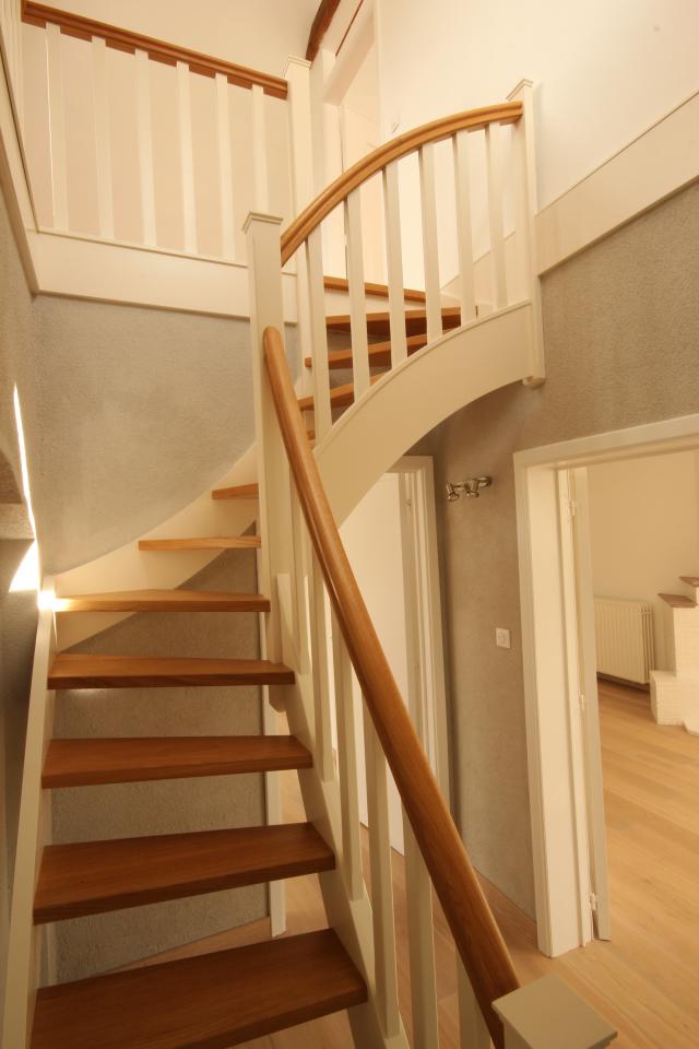 escalier tournant classique en forme de S en bois sur mesure. escalier style cottage à claire voie