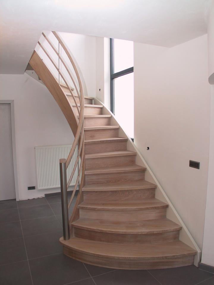 escalier balancé contemporain avec limon cintré (lamellé collé). escalier à contre-marche, poteau de départ en inox, garde-corps avec des barres rondes