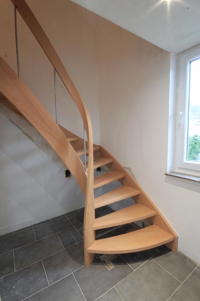 escalier quart tournant contemporain avec noyaux évidés gembloux. escalier à claire voie, marches de départ arrondies