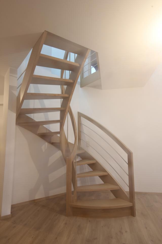 escalier hélicoidal avec noyau rond et extérieur carré, rampes et garde-corps bois et inox