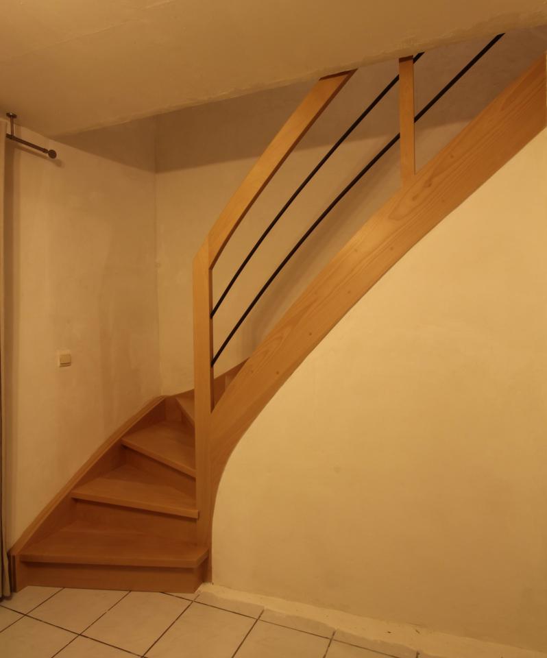 escalier quart tournant contemporain simple. escalier à contre marches, rampe en bois et acier canon de fusil