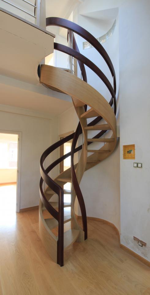 escalier hélicoïdal avec noyau rond à deux tons ou deux essences de bois