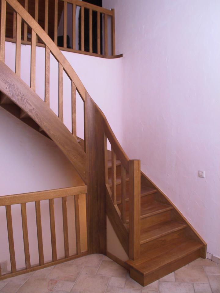 escalier balancé classique avec noyau évidé en bois sur mesure. escalier à contre marche, colonnes droites et fuseaux plats
