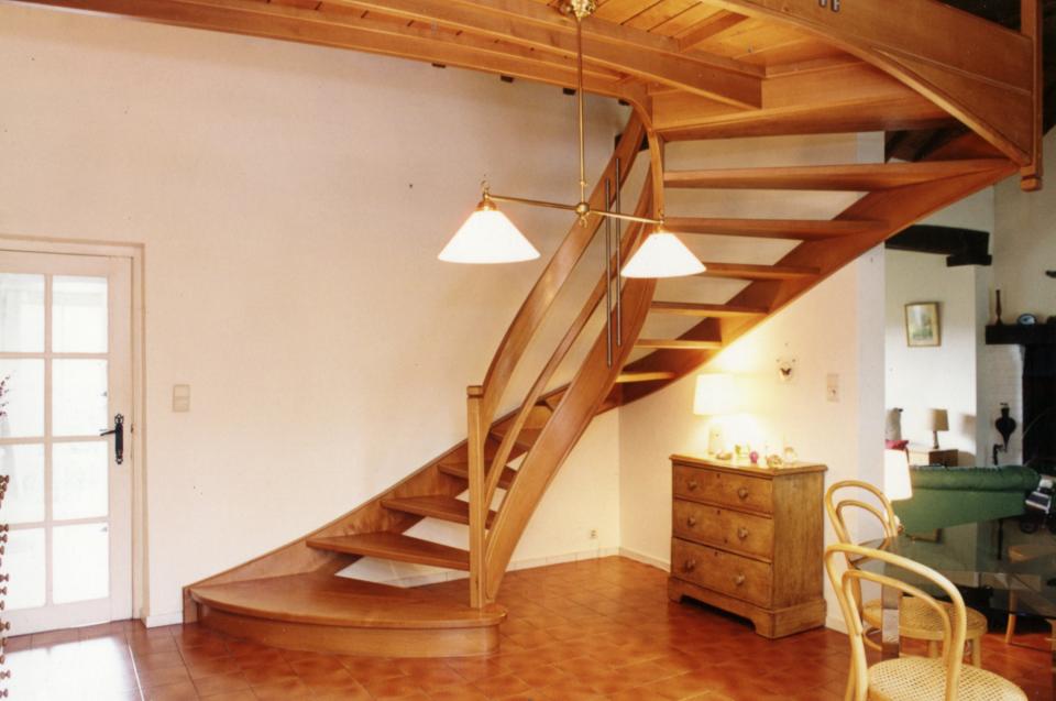 escalier tournant classique avec limons cintrés (lamellé collé) en bois sur mesure. escalier à claire voie, marche de départ royale.