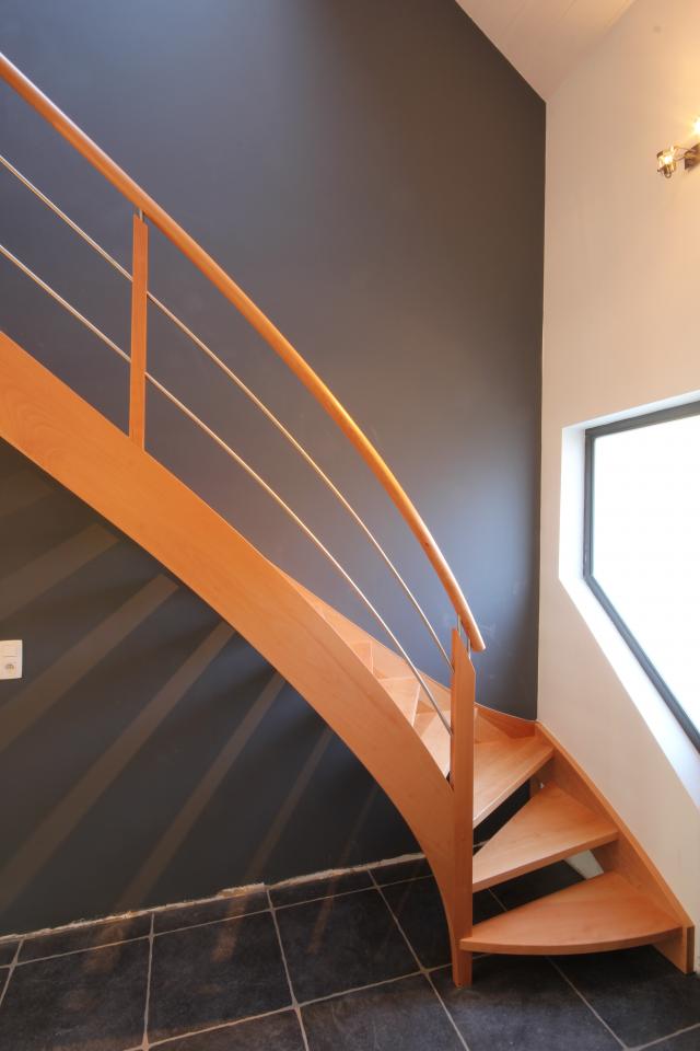 escalier quart tournant contemporain sur mesure belgique escalier à claire voie rampe en bois + inox