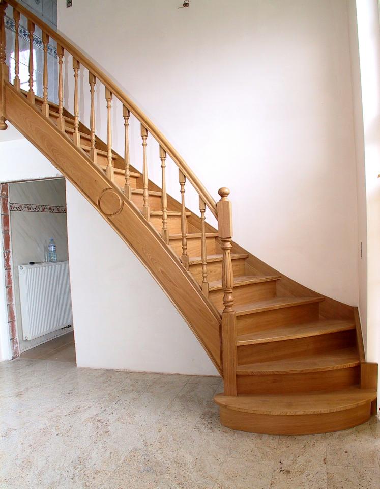 escalier balancé classique simple en bois sur mesure. escalier à contre-marches, colonnes et fuseaux tournés en bois