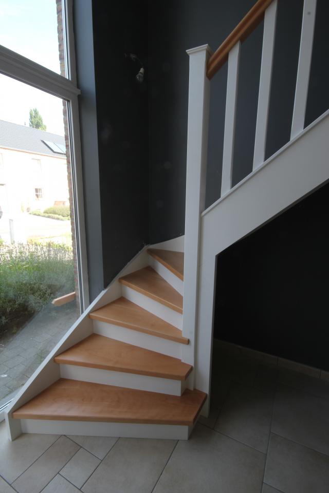 Escalier quart tournant à contre marche (balancé) de style Cottage. Colonnes droites et fuseaux plats.