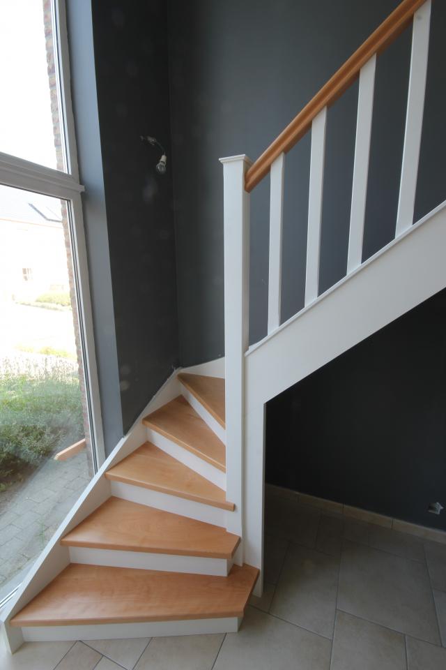 escalier tournant classique simple en bois et sur mesure. escalier style Cottage à contre marche, colonnes droites et fuseaux plats.