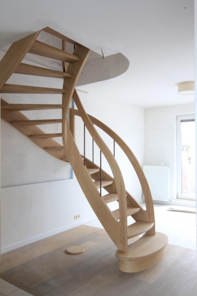 escalier 2/4 tournant contemporain avec noyaux évidés bruxelles. escalier ajouré, bois et acier rouillé