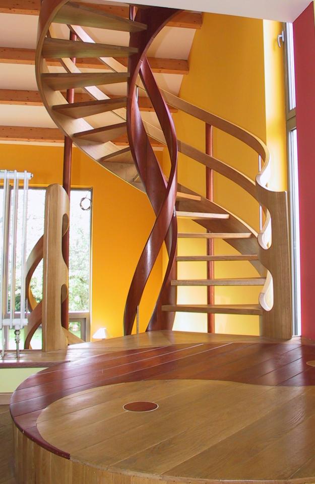 escalier en colimaçon avec noyau de 40 cm de diamètre, 2 tons hêtre et merbau