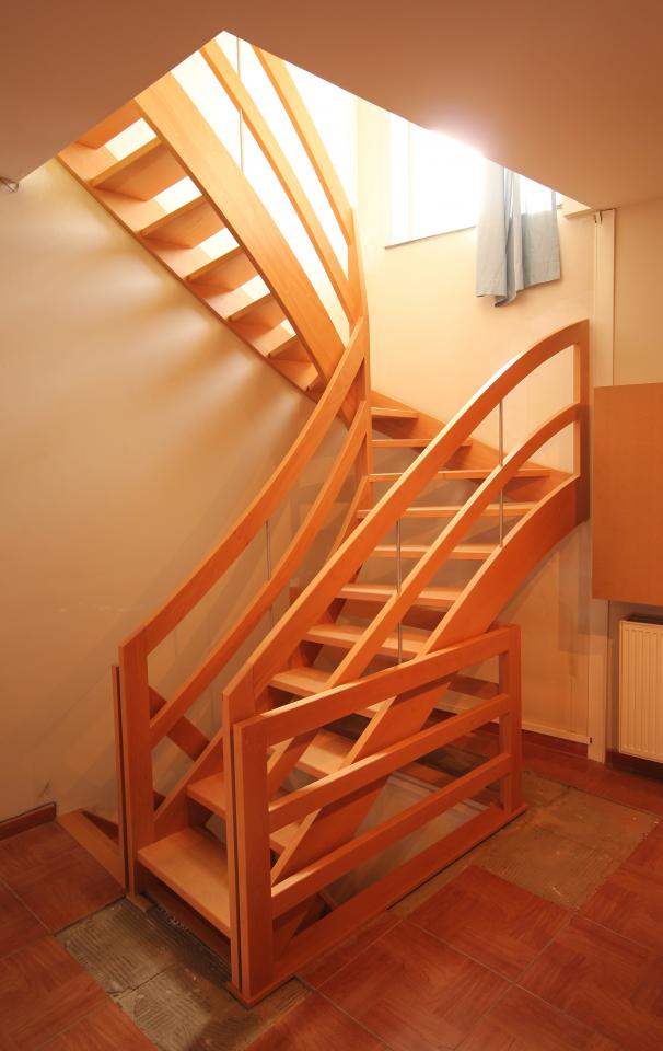 escalier balancé contemporain simple. escalier ajouré rampes avec lisses rectangulaires