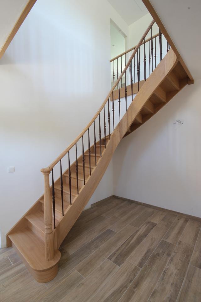 escalier quart tournant classique avec noyau évidé en bois sur mesure. escalier à contres-marches, colonne tournée en bois, fuseaux tournés en fonte