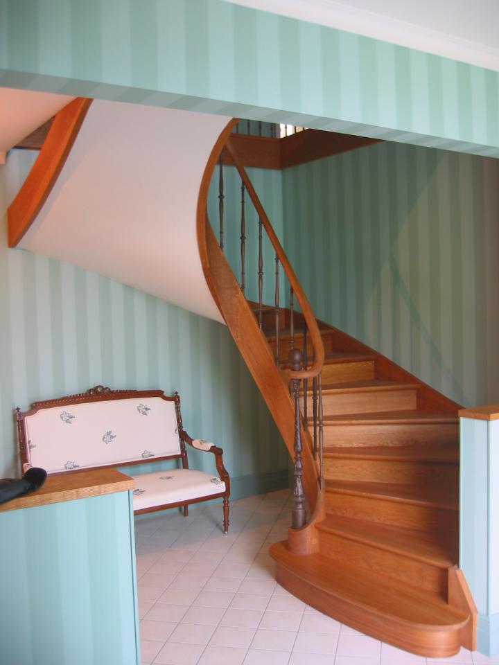 escalier sur mesure en bois avec finition teintée