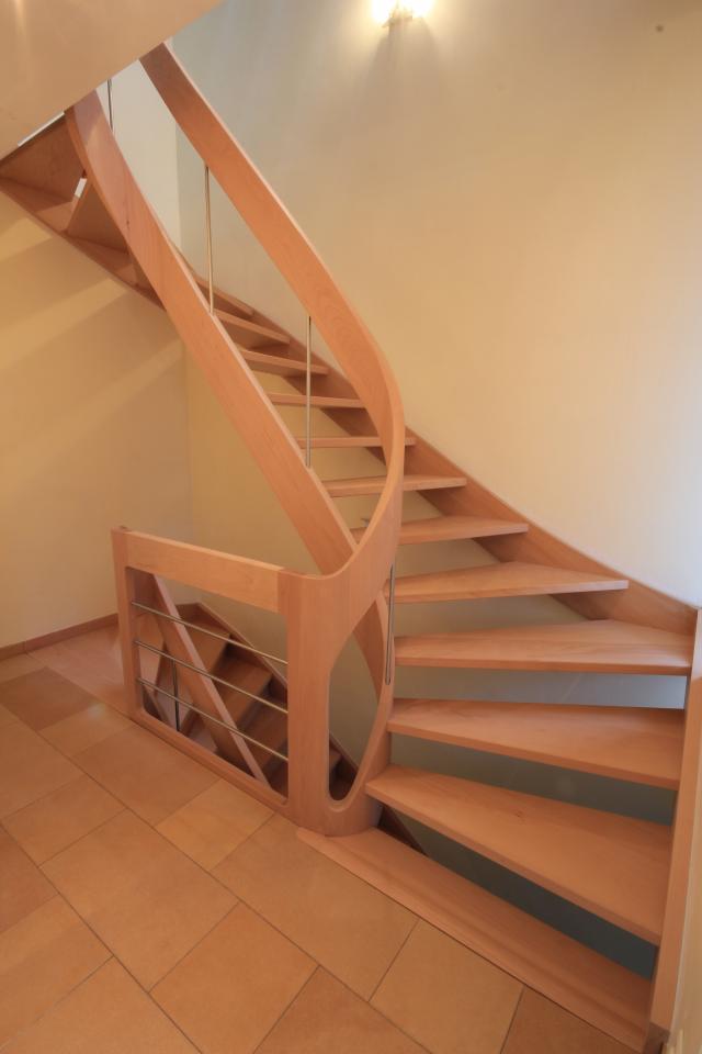 escalier tournant contemporain avec noyaux évidés belgique. escalier à claire voie, garde-corps  bois + inox, rampes lisse