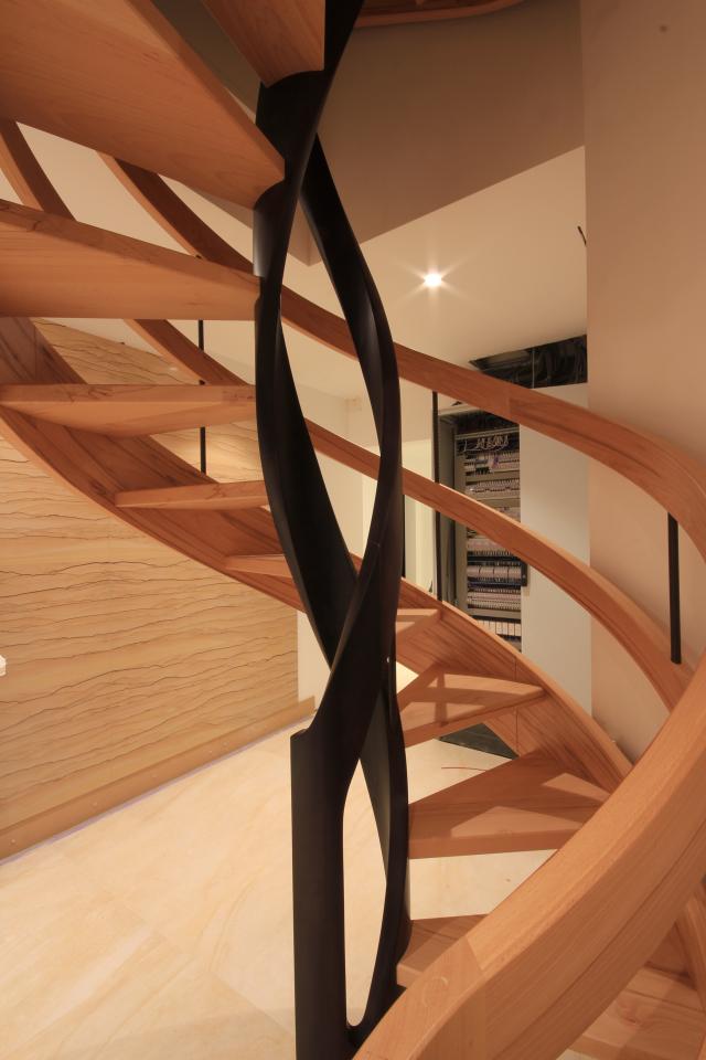 escalier en bois avec finition teintée