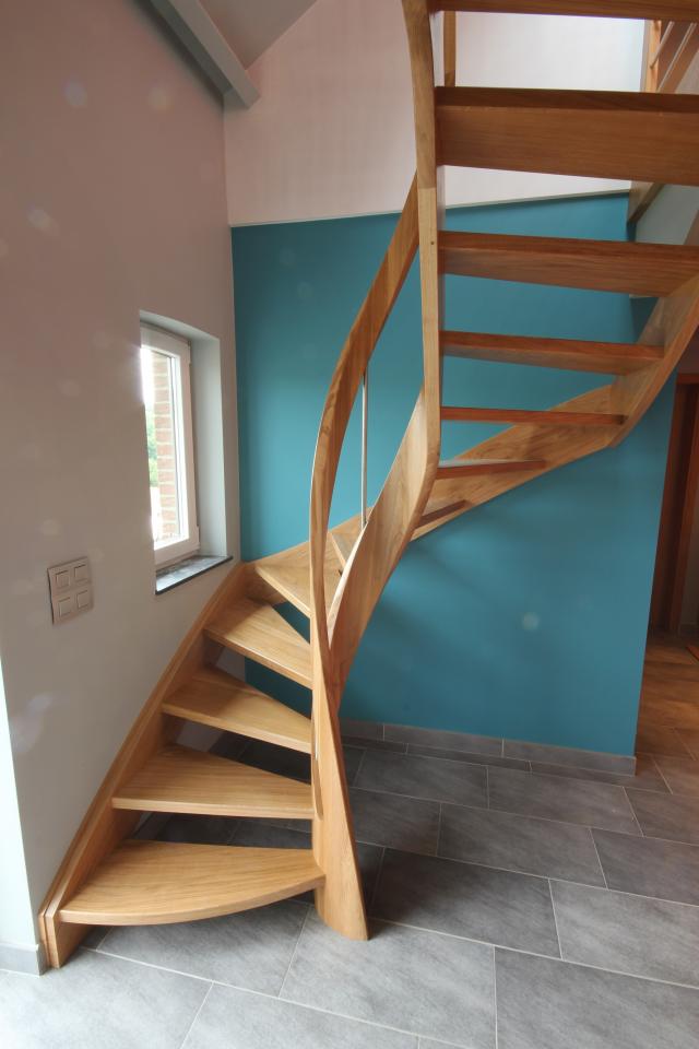 escalier balancé contemporain avec noyau évidé hainaut. escalier ajouré, garde-corps en bois et inox