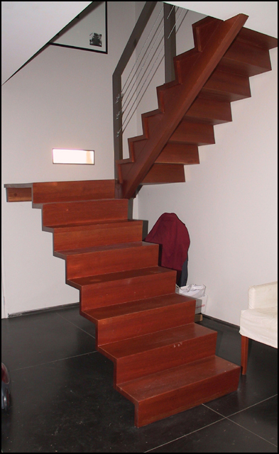 Escalier droit avec double palier de repos en Afzélia doussié bipindensis	