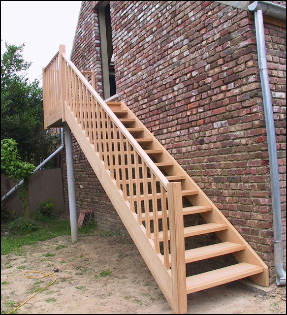 Escalier extérieur droit en Afzélia